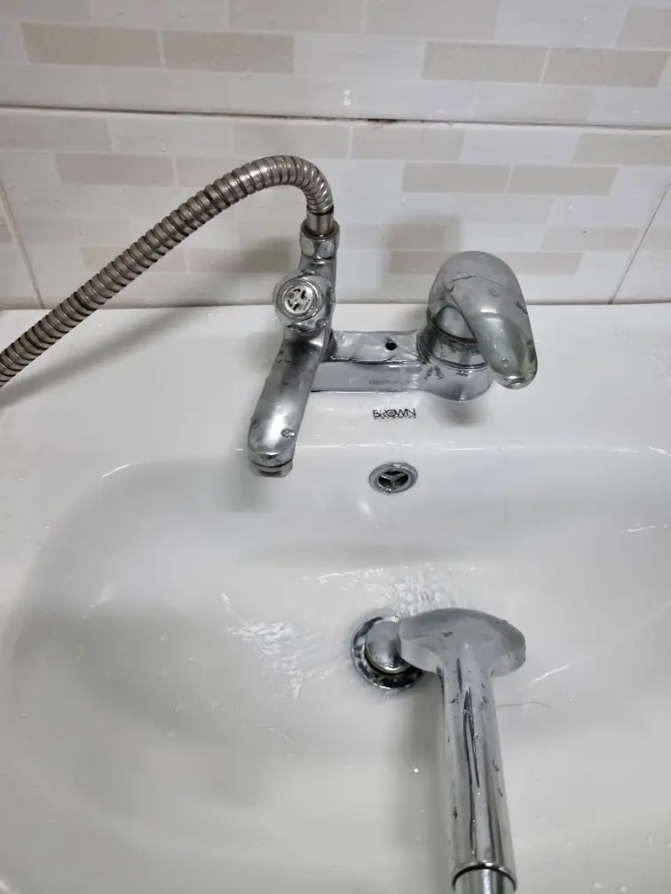 세면대 샤워겸용 수전, 고장·노후 시 교체로 쾌적하게 쓰세요.